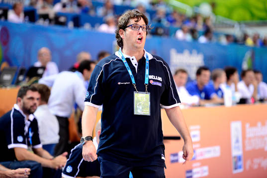 Greklands förbundskapten Andrea Trinchieri i matchen