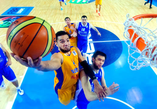 Sveriges Jeffery Taylor hoppar mot korgen i matchen mellan