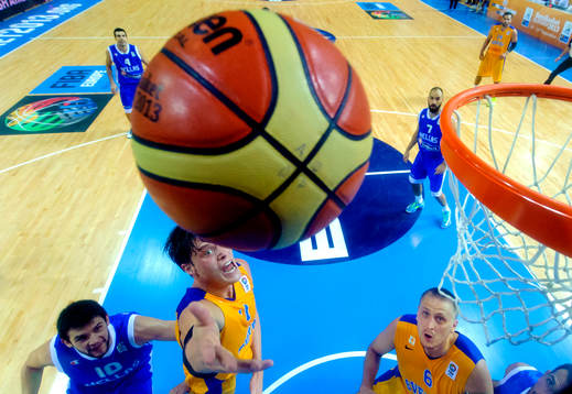 Sveriges Jonas Jerebko hoppar mot korgen i matchen mellan
