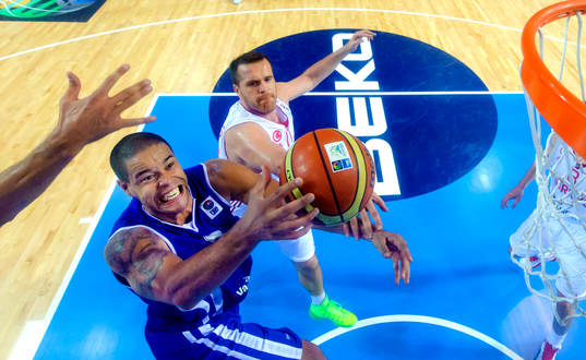 Finlands Gerald Lee hoppar mot korgen i matchen mellan