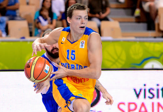 Sveriges Viktor Gaddefors blr av med bollen i matchen