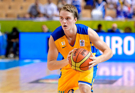 Sveriges Ludvig Håkanson med bollen i matchen mellan