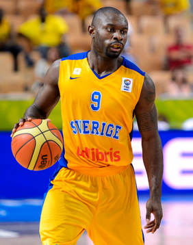 Sveriges Thomas Massamba med bollen i matchen mellan
