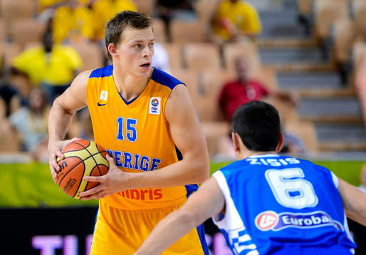 Sveriges Viktor Gaddefors med bollen i matchen mellan