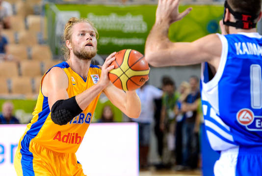 Sveriges Jonathan Skjöldebrand laddar för skott i matchen