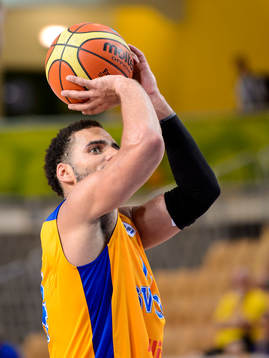 Sveriges Jeffery Taylor laddar för skott i matchen mellan