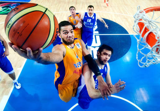 Sveriges Jeffery Taylor hoppar mot korgen i matchen mellan