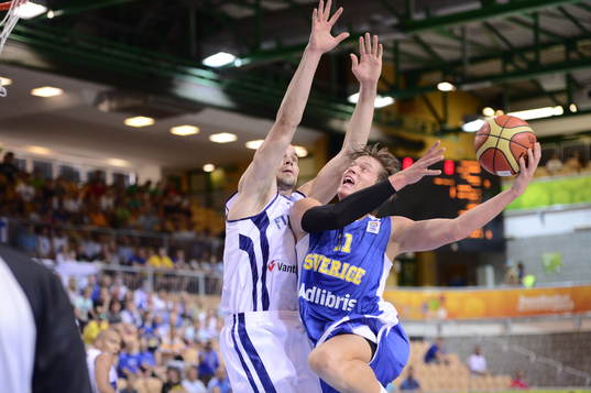 Jonas Jerebko med bollen i matchen mellan Finland och
