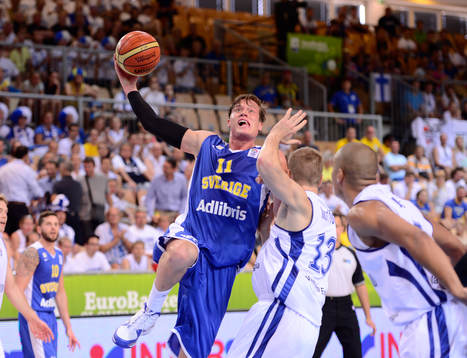 Jonas Jerebko med bollen i matchen mellan Finland och