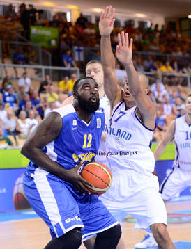 Brice Massamba i matchen mellan Finland och Sverige