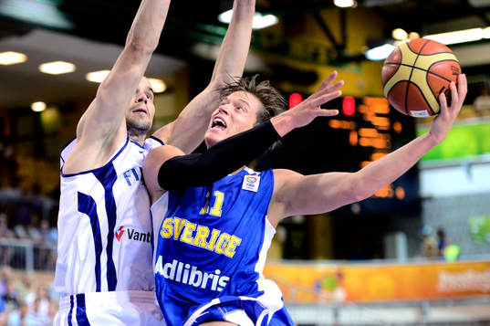 Jonas Jerebko med bollen i matchen mellan Finland och
