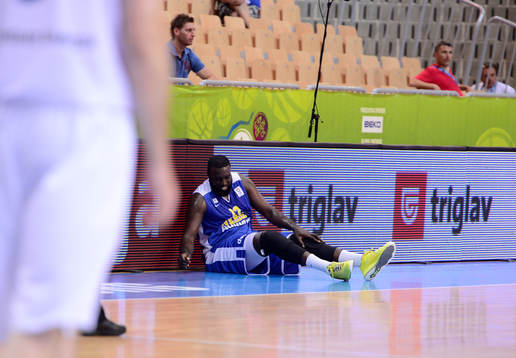 Brice Massamba har åkt på en smäll i matchen mellan