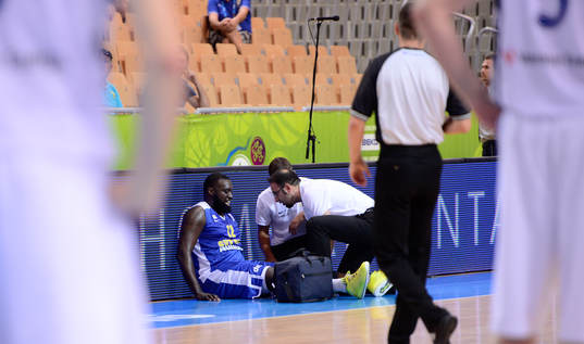 Brice Massamba har fått en smäll i matchen mellan Finland