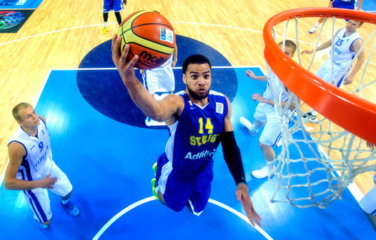 Sveriges Jeffery Taylor hoppar mot korgen i matchen mellan