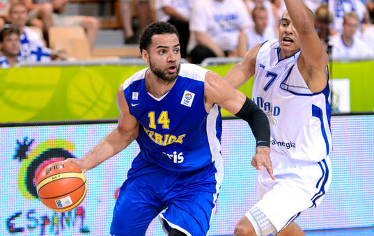 Sveriges Jeffery Taylor jagas av Finlands Shawn Huff i