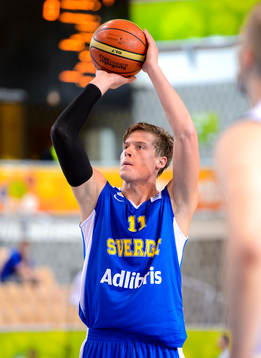 Sveriges Jonas Jerebko laddar för skott i matchen mellan