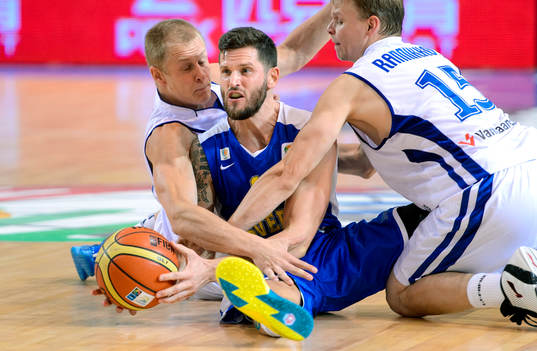 Sveriges Kenneth Grant (m) i kamp om bollen med Finlands