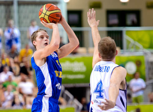Sveriges Ludvig Håkanson laddar för skott i matchen