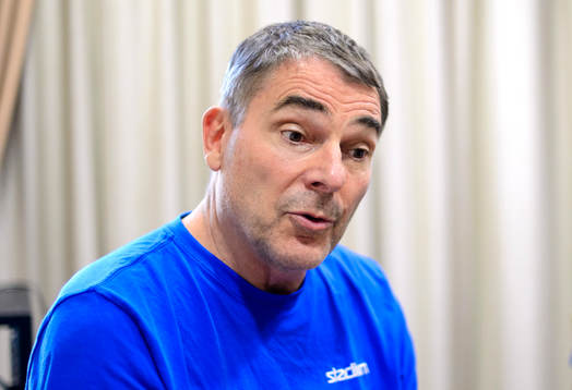Sveriges förbundskapten Brad Dean blir intervjuad