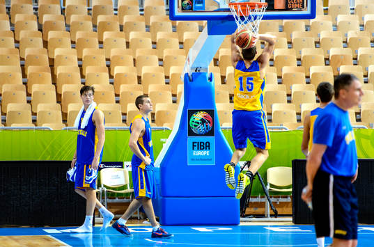 Sveriges Jonas Jerebko och Dino Pita tittar på när Viktor