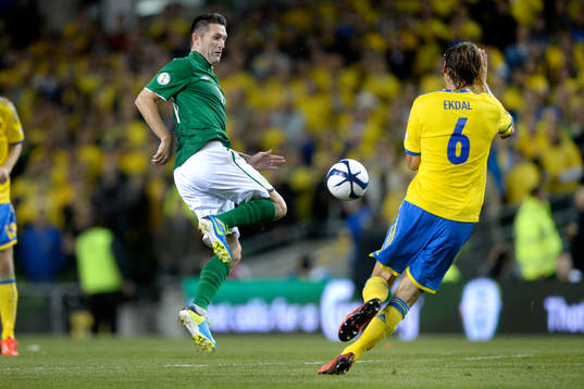 Irlands Robbie Keane utmanar Sveriges Albin Ekdal i