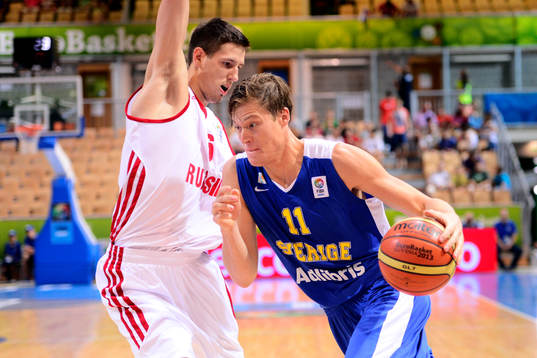 Rysslands Evgeny Valiev och Sveriges Jonas Jerebko i