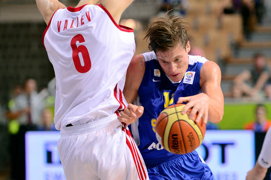 Rysslands Evgeny Valiev och Sveriges Jonas Jerebko i