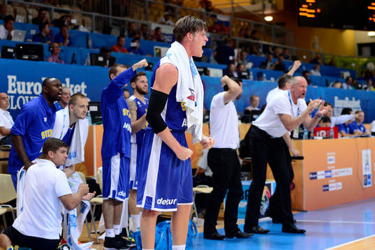 Sveriges Jonas Jerebko  hejar på sina lagkamrater i