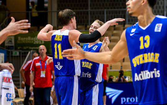 Sveriges Jonas Jerebko (vänd från kameran) kramar om