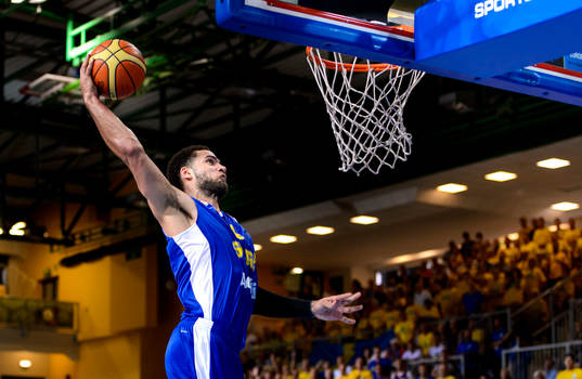 Sveriges Jeffery Taylor hoppar upp mot korgen i matchen