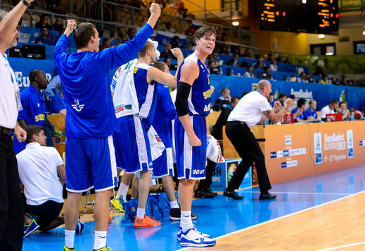 Sveriges Jonas Jerebko jublar på bänken i matchen mellan