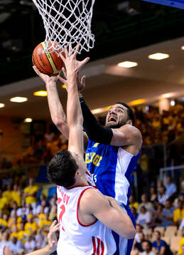 Sveriges Jeffery Taylor hoppar upp mot korgen i matchen