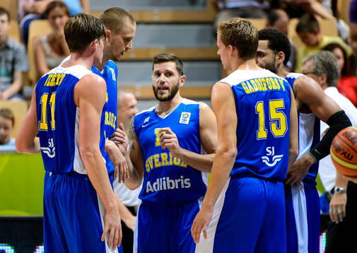 Sveriges Kenneth Grant pratar med resten av laget i matchen