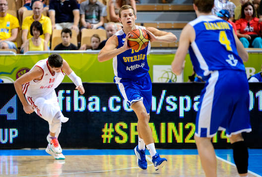 Sveriges Viktor Gaddefors passar bollen i matchen mellan