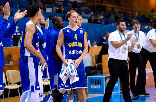 Sveriges Ludvig Håkanson jublar från bänken i matchen