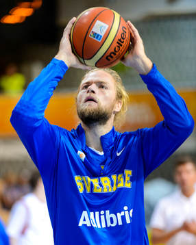Sveriges Jonathan Skjöldebrand värmer upp  innan matchen