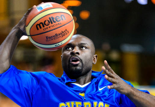 Sveriges Thomas Massamba värmer upp innan matchen mellan