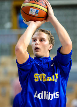 Sveriges Ludvig Håkanson värmer upp innan matchen mellan