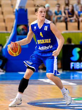 Sveriges Ludvig Håkanson med bollen i matchen mellan