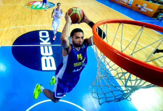 Sveriges Jeffery Taylor hoppar upp mot korgen i matchen