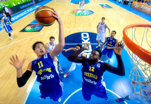 Sveriges Jonas Jerebko och Brice Massamba hoppar upp mot
