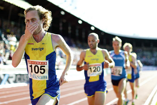 Sveriges Mikael Ekwall i 10 000 m, före Adil Boafif och i