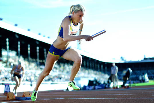 Sveriges Pernilla Nilsson sträcka 1 i 4 gånger 100 m