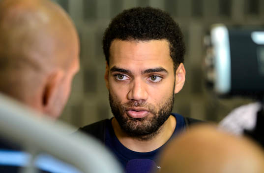 Sveriges Jeffery Taylor blir intervjuad på en träning