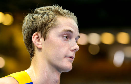 Sveriges Ludvig Håkanson bli rintervjuad på en träning