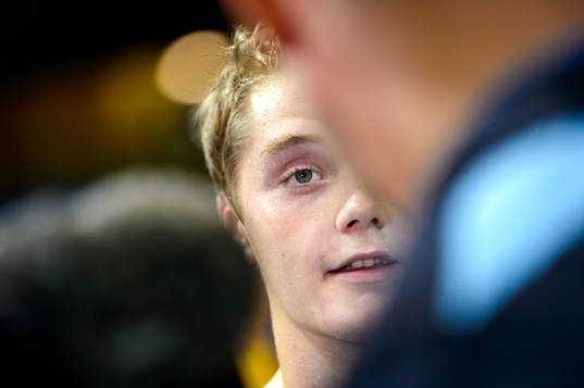 Sveriges Ludvig Håkanson bli rintervjuad på en träning