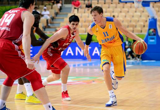 Turkiets Ersan Ilyasova och Sveriges Jonas Jerebko i