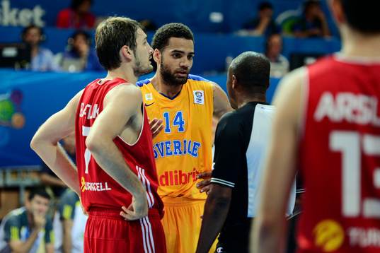 Turkiets Birkan Batuk och Sveriges Jeffery Taylor
