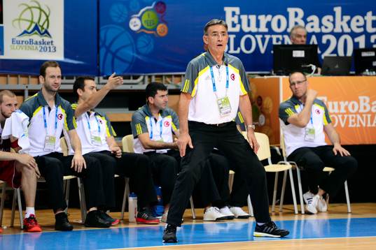 Turkiets förbundskapten Bogdan Tanjevic i matchen mellan