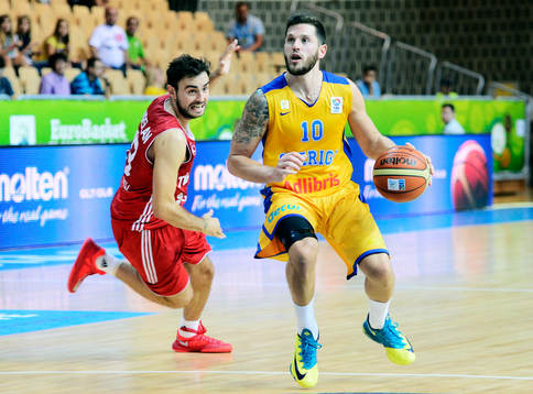 Turkiets Hidayet Turkoglu och Sveriges Kenneth Grant i
